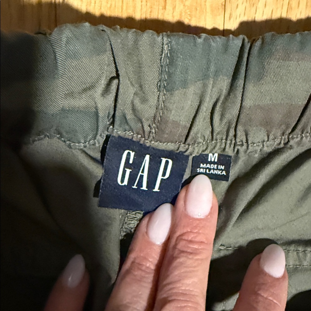 GAP Women’s Olive Green Cargo Pants - Picture 2 of 5